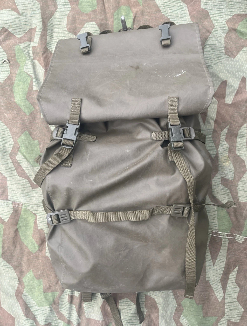 Modern Swiss army Karusa combat backpack field haversack taz 90 uniform soldier