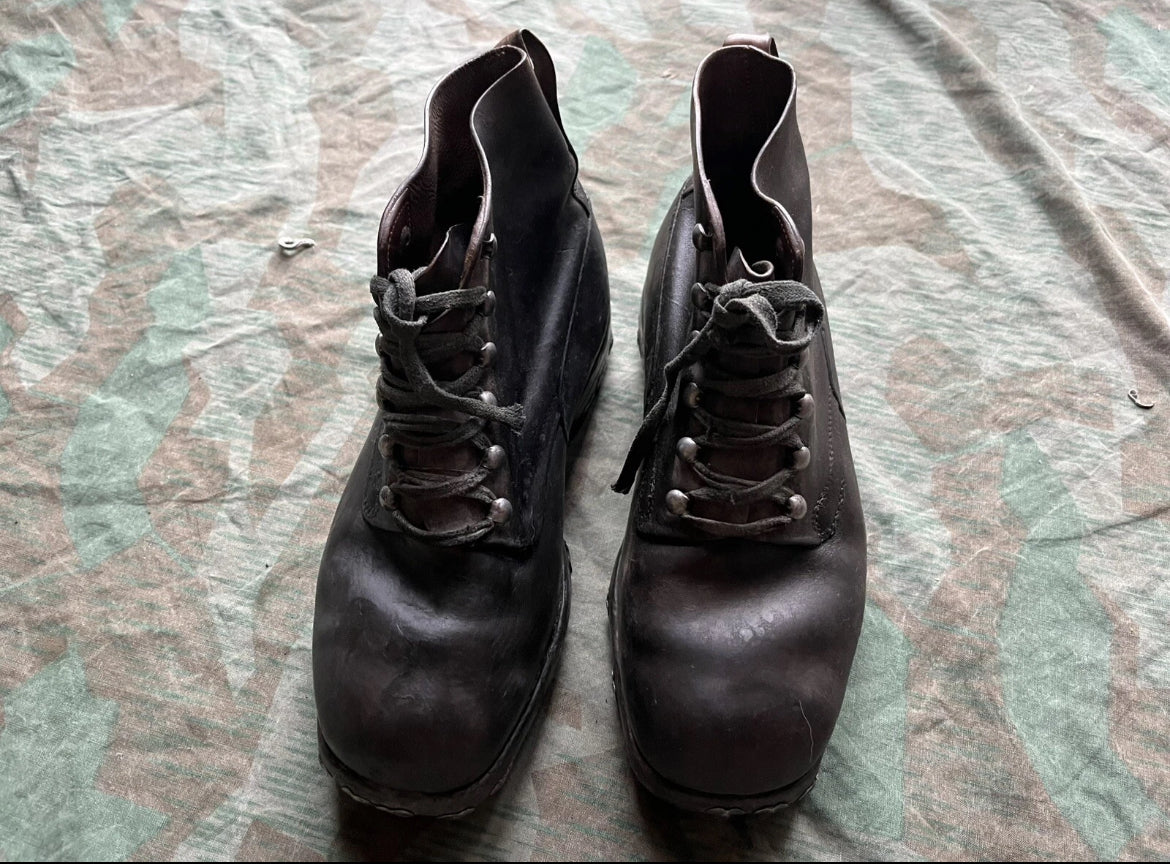 Cold War Swiss army shoes nails tricouni boots leather uniform soldier