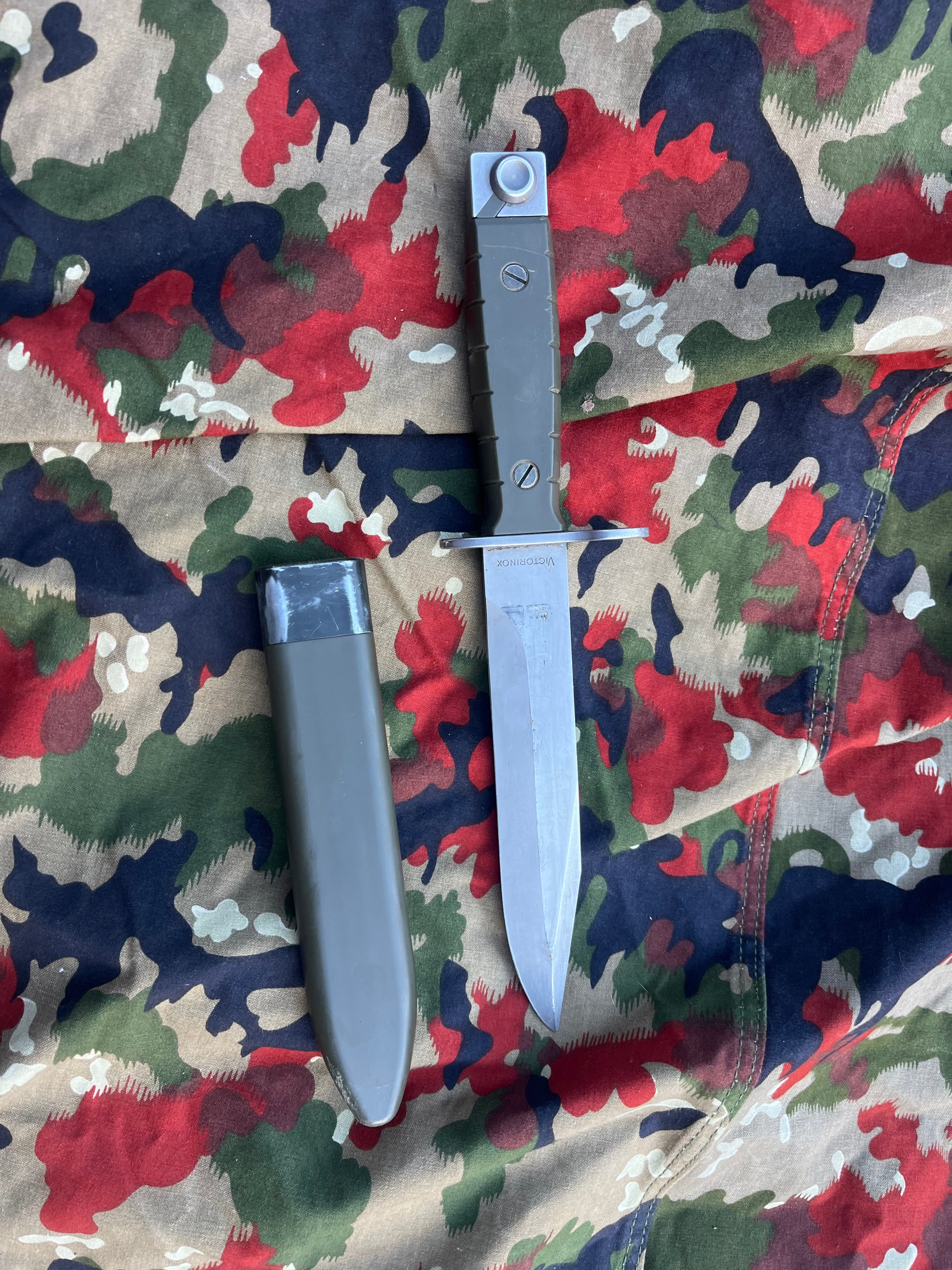 Modern Swiss army rifle bayonet stgw 90 sig 550 with case