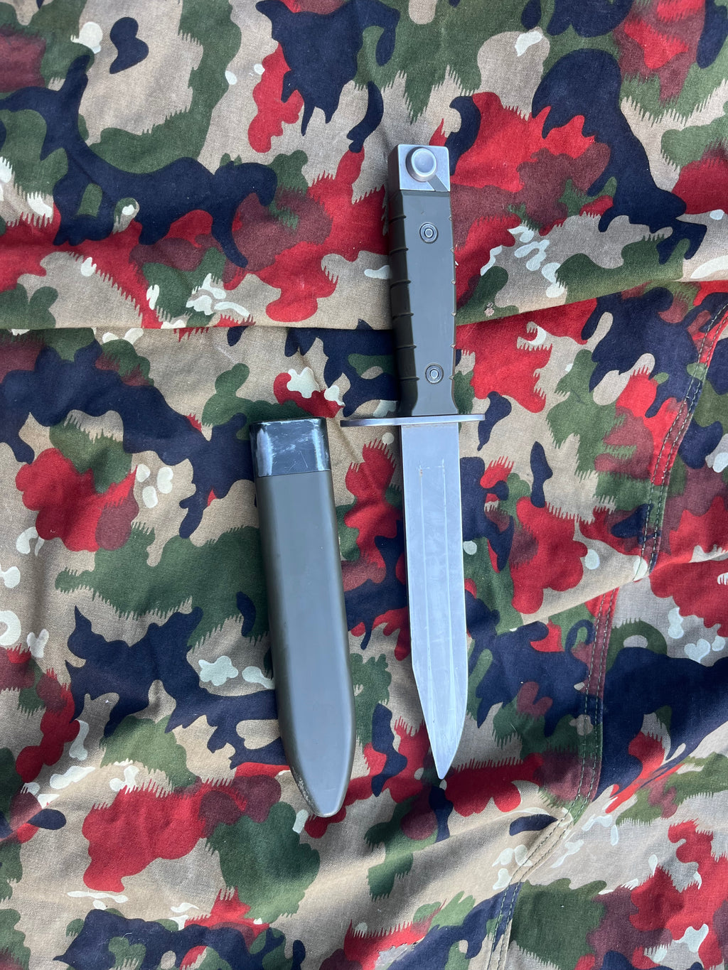 Modern Swiss army rifle bayonet stgw 90 sig 550 with case