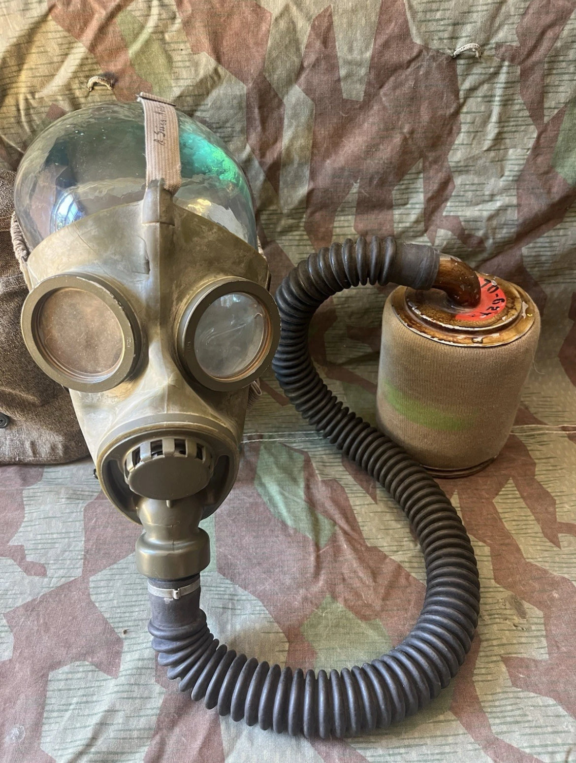WW2/ cold war Swiss army m33/53 gas mask protection with bag uniform soldier