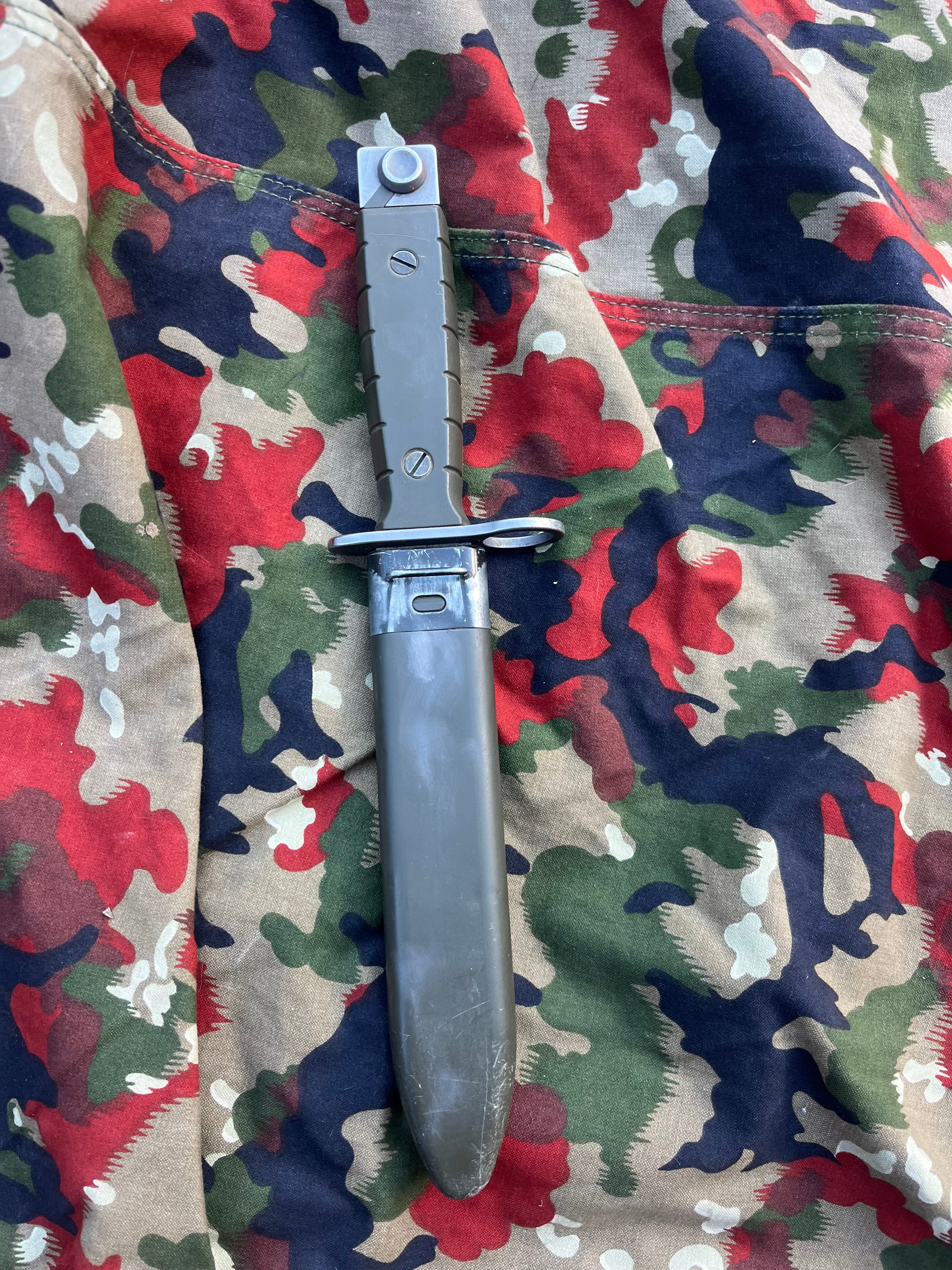 Modern Swiss army rifle bayonet stgw 90 sig 550 with case