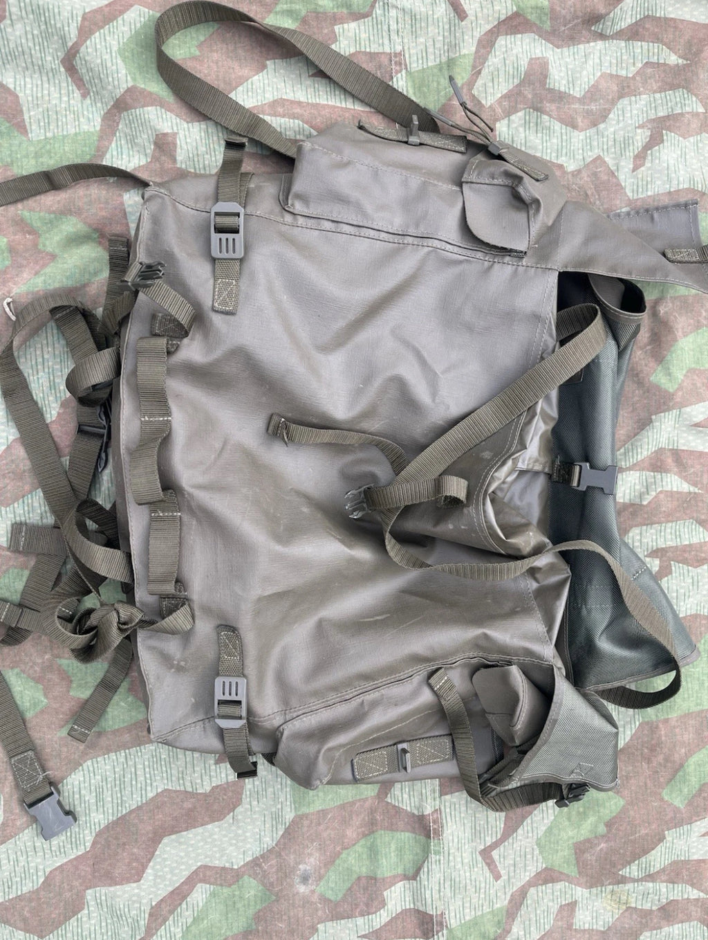 Modern Swiss army combat backpack field haversack pack taz 90 uniform soldier early type