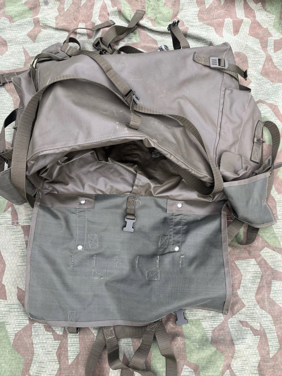Modern Swiss army combat backpack field haversack pack taz 90 uniform soldier early type