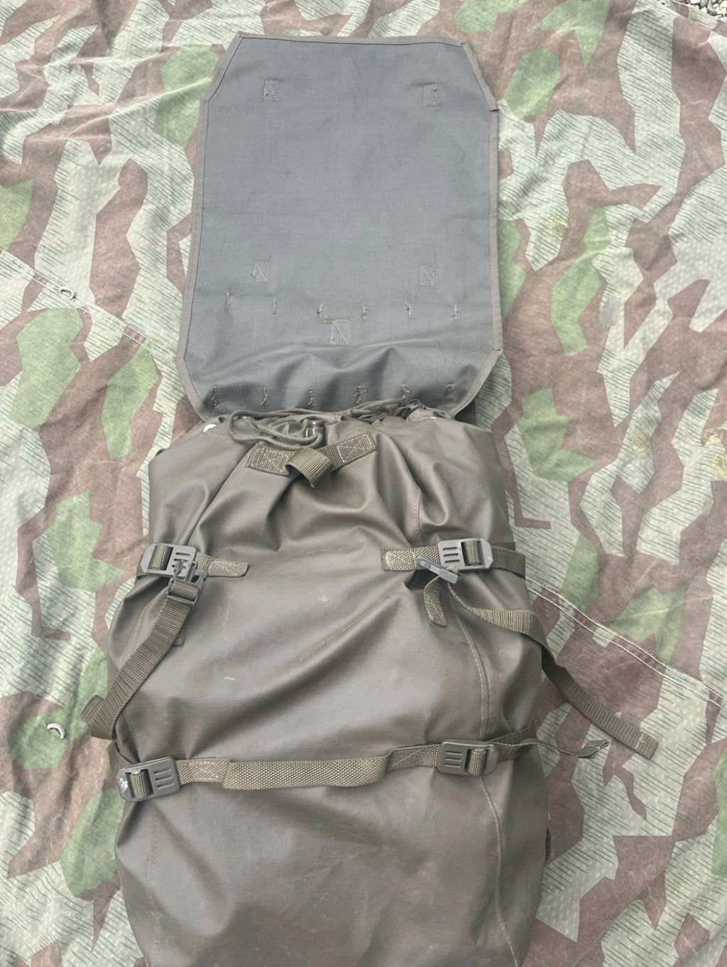 Modern Swiss army Karusa combat backpack field haversack taz 90 uniform soldier