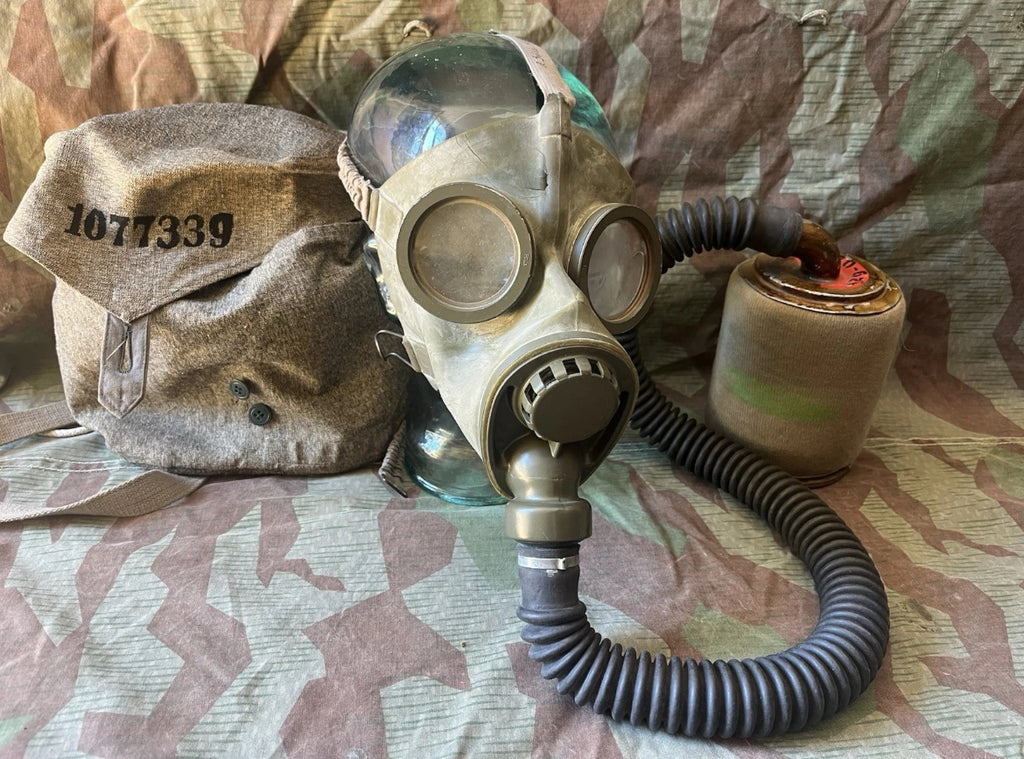 WW2/ cold war Swiss army m33/53 gas mask protection with bag uniform soldier