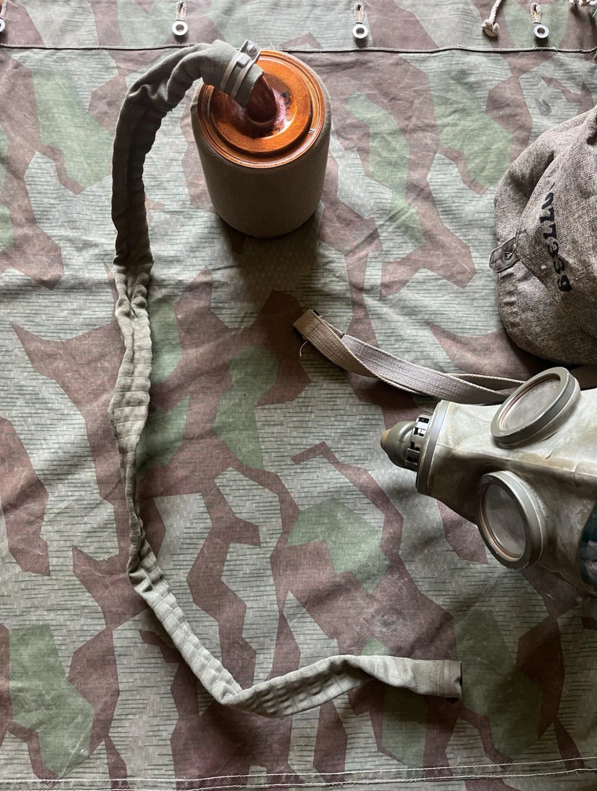 Interwar/ WW2 Swiss army gas mask model 1933 complete with bag uniform soldier