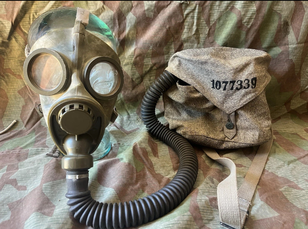 WW2/ cold war Swiss army m33/53 gas mask protection with bag uniform soldier