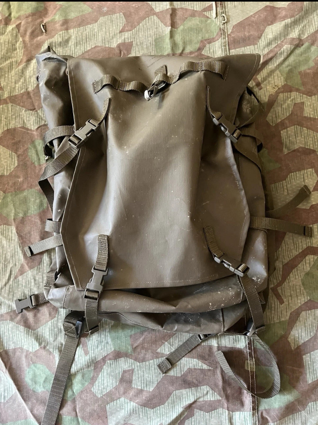 Modern Swiss army Karusa combat backpack field haversack taz 90 uniform soldier