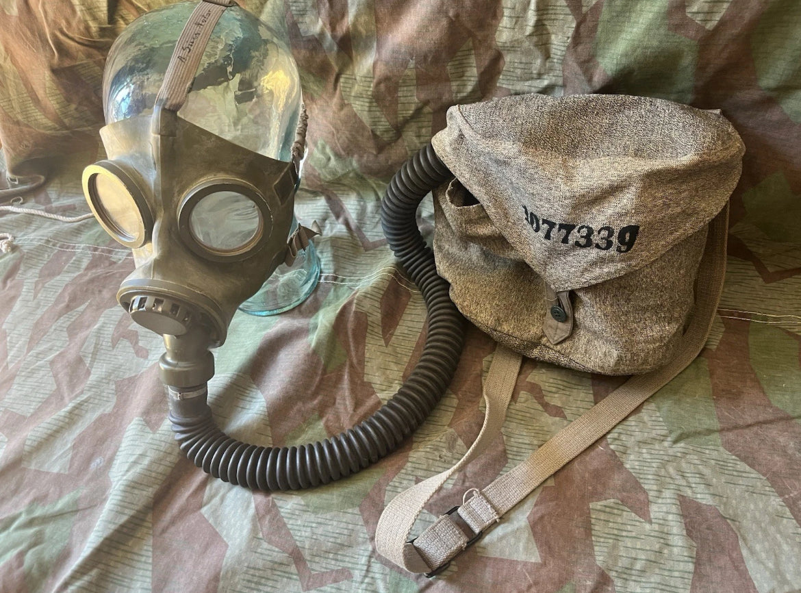 WW2/ cold war Swiss army m33/53 gas mask protection with bag uniform soldier