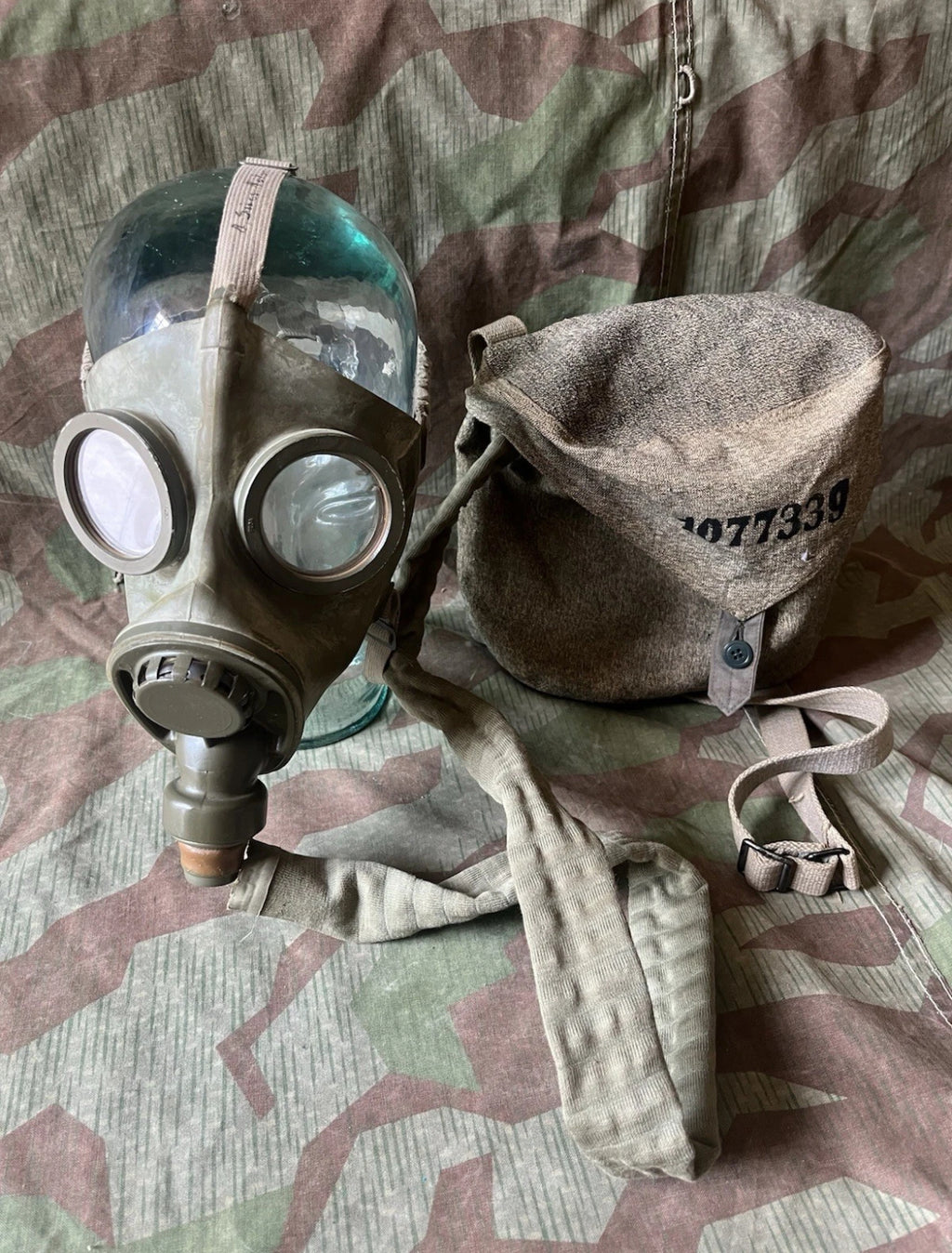 Interwar/ WW2 Swiss army gas mask model 1933 complete with bag uniform soldier