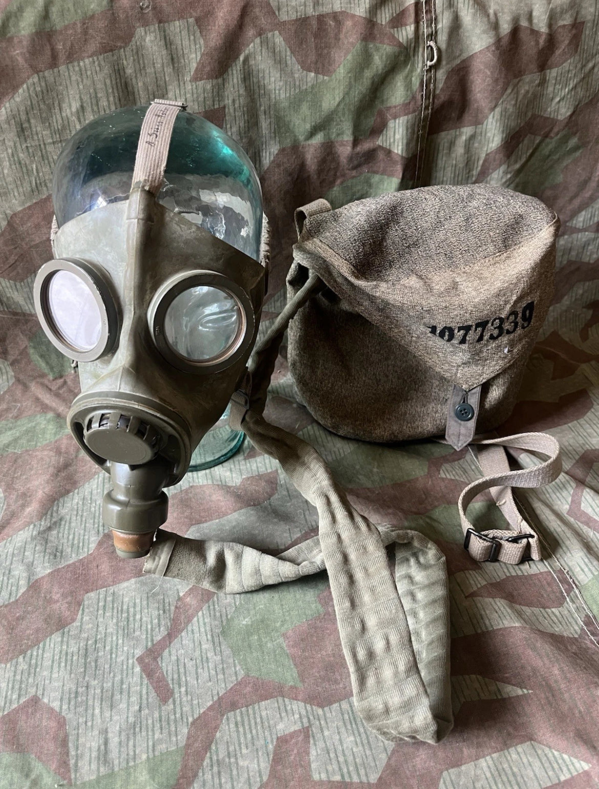 Interwar/ WW2 Swiss army gas mask model 1933 complete with bag uniform soldier