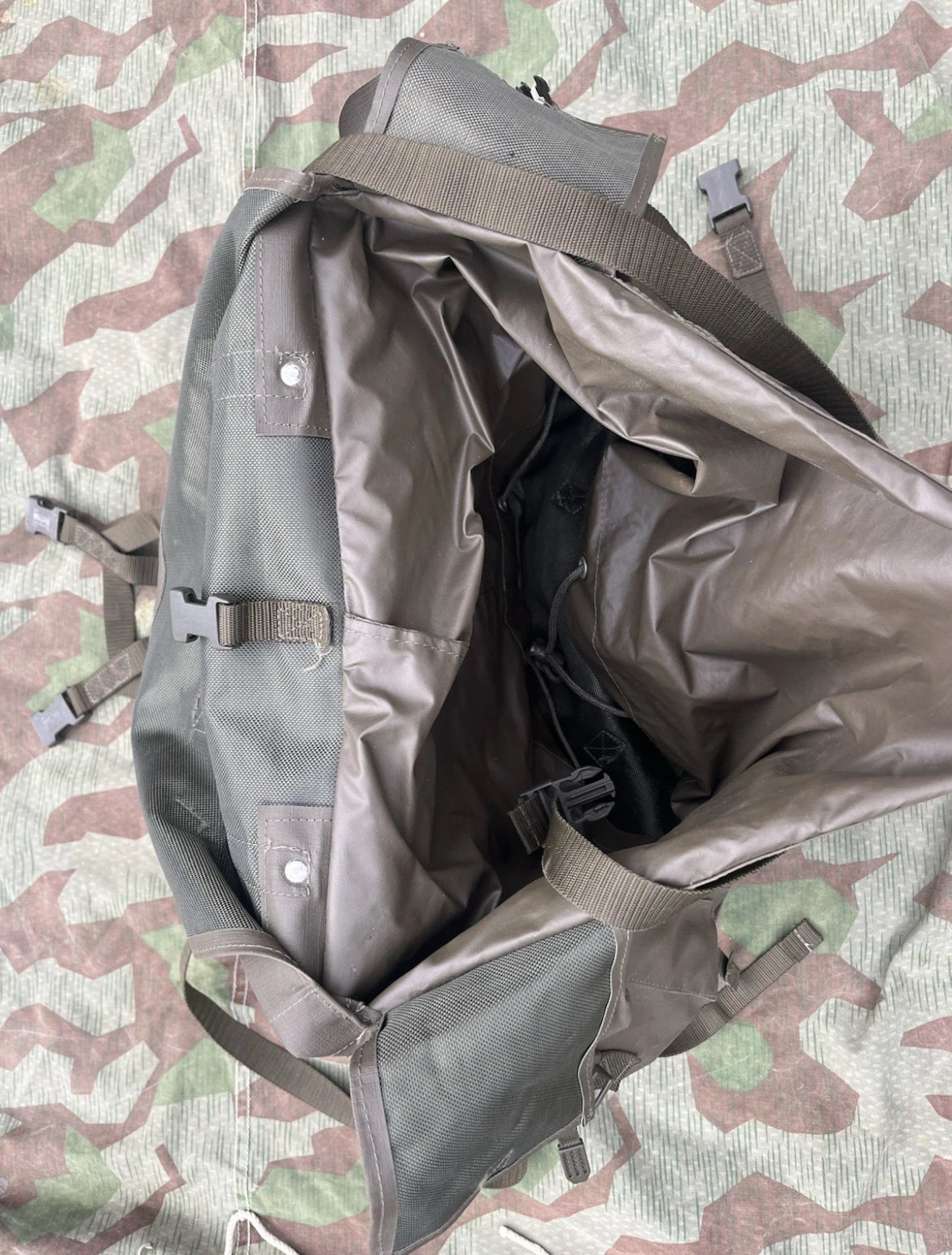 Modern Swiss army combat backpack field haversack pack taz 90 uniform soldier early type