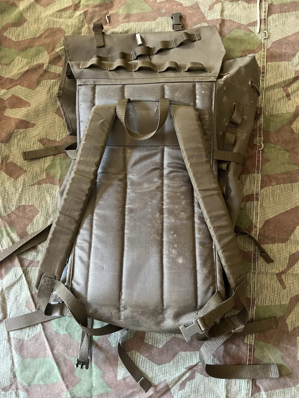 Modern Swiss army Karusa combat backpack field haversack taz 90 uniform soldier